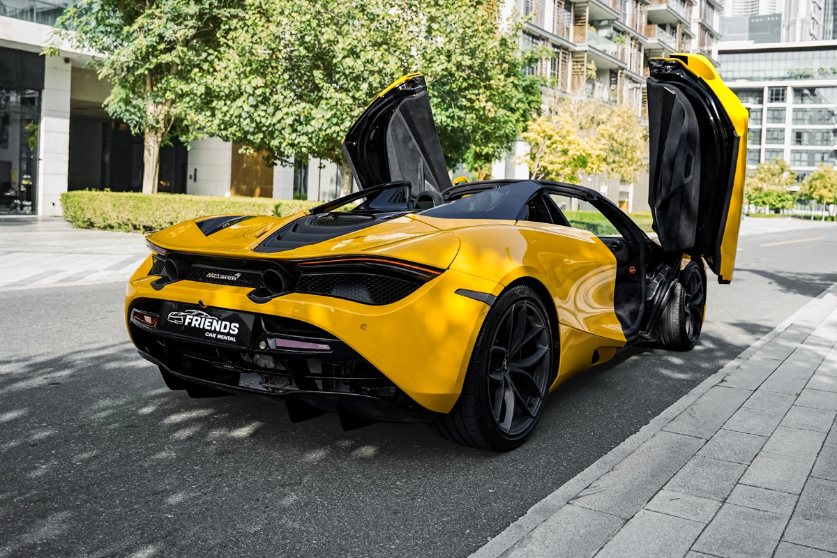 在阿联酋迪拜租赁2023款迈凯伦720S Spider